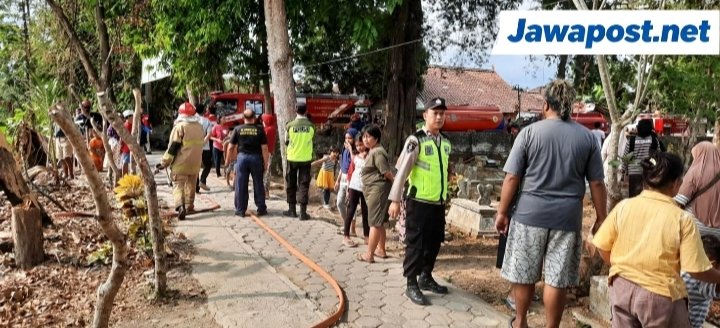 Sampah Daun Kering Terbakar di Dekat Makam Singapatra