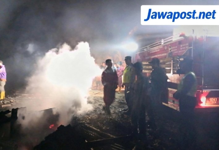 Penyulingan Kayu Putih Terbakar, Polsek Kawunganten Gerak Cepat Padamkan Api
