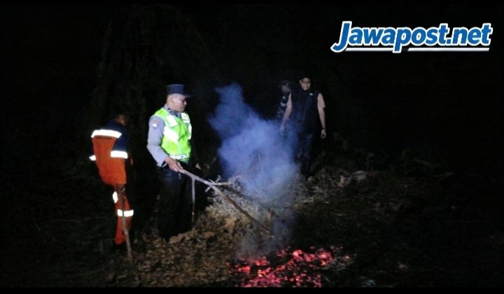 Kebakaran Lahan di Majenang, Polisi dan Warga Turun Padamkan Api