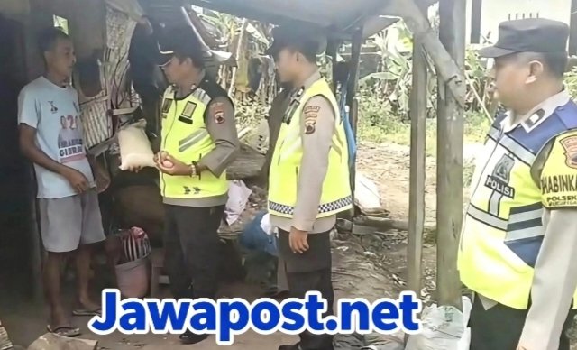 Polsek Mrebet Salurkan 25 Paket Sembako ke Warga Mangunegara