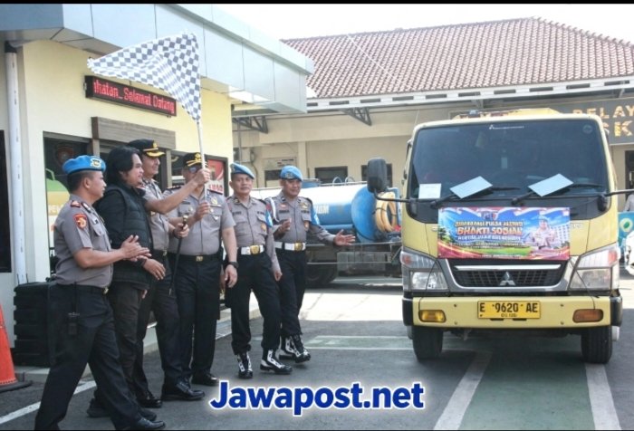 Polresta Cilacap Salurkan 35 Ribu Liter Air Bersih ke Warga Jeruklegi