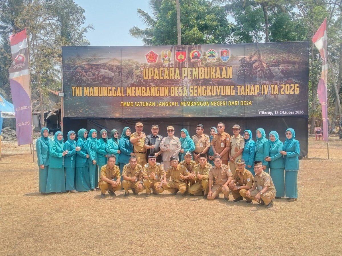 Kades Klumprit Dampingi Plt Bupati Cilacap Tinjau UMKM Batik Sekar Waru di Pembukaan TMMD