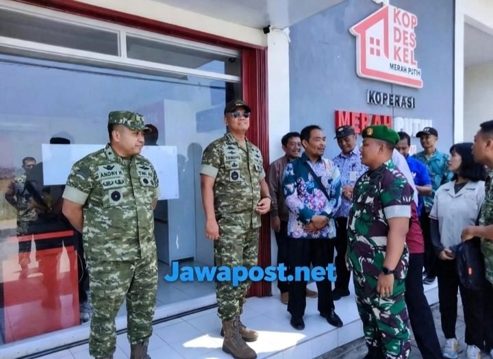 Kasad Tinjau Koperasi Merah Putih Sobokerto, Cek Harga Sembako dan Pupuk