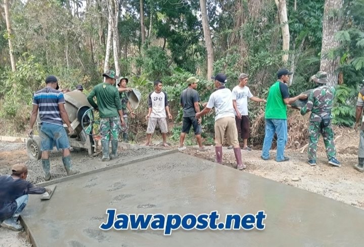 TNI AD, Babinsa dan Warga Bangun Jalan Rabat Beton di Gumelar Lor