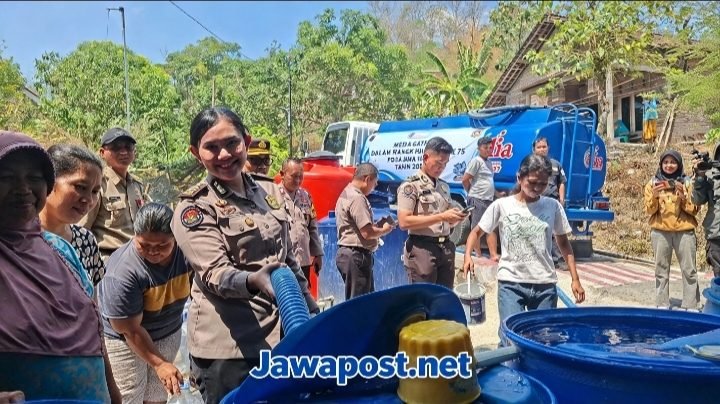 Kekeringan Meluas, Polda Jateng Salurkan 16.000 Liter Air Bersih untuk 134 KK di Jabungan
