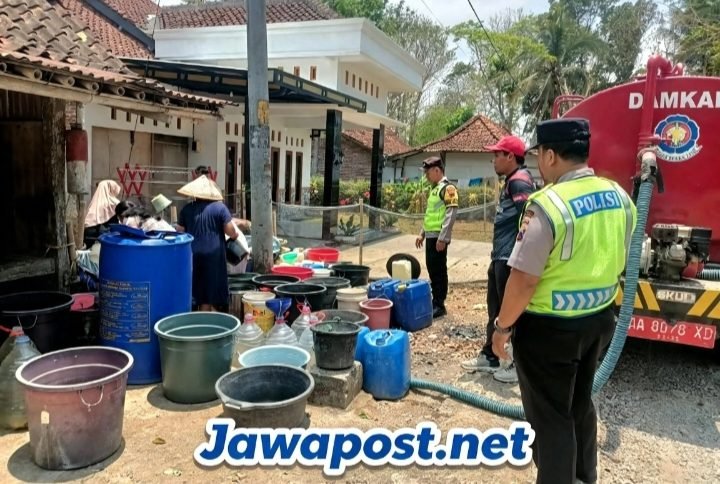 Polres Kebumen Dampingi Distribusi Air Bersih di Jogomulyo