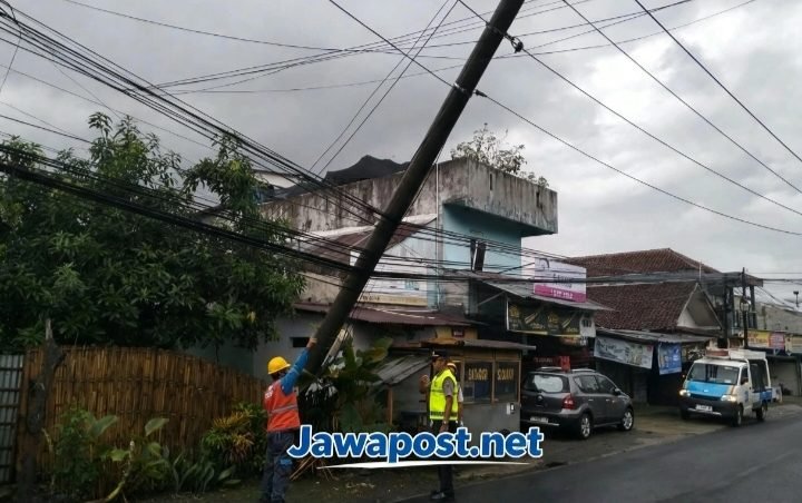 Laporan 110, Polisi Gerak Cepat Amankan Tiang Listrik Roboh di Kedungbanteng