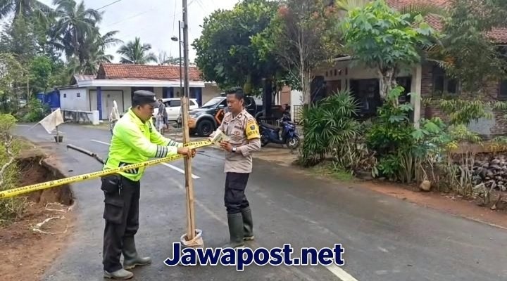 Polsek Somagede dan BPBD Tangani Tiga Titik Longsor, Tembok Sekolah Roboh